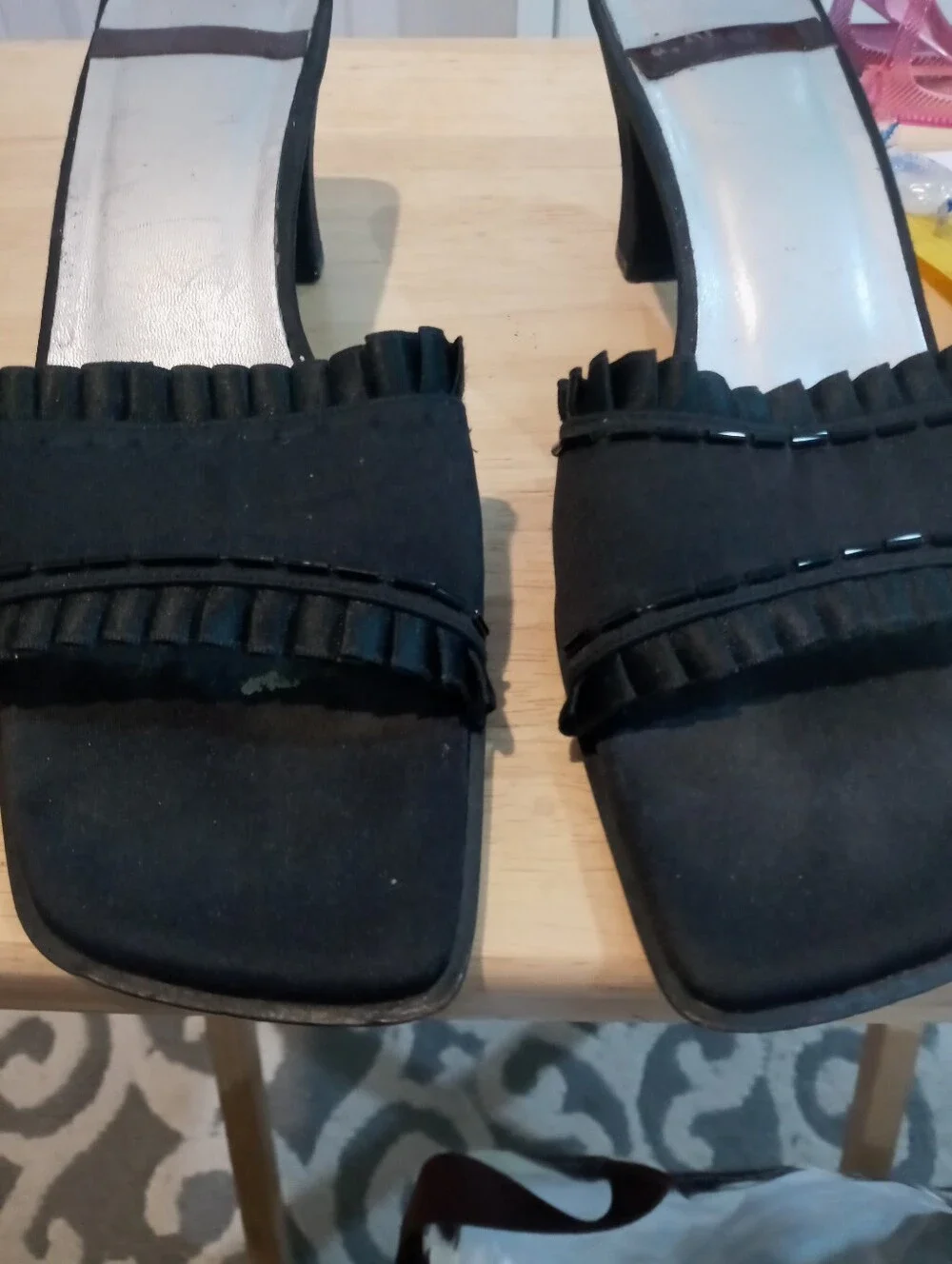 Black Women’s Open-Toe Ruffled Slide Heels